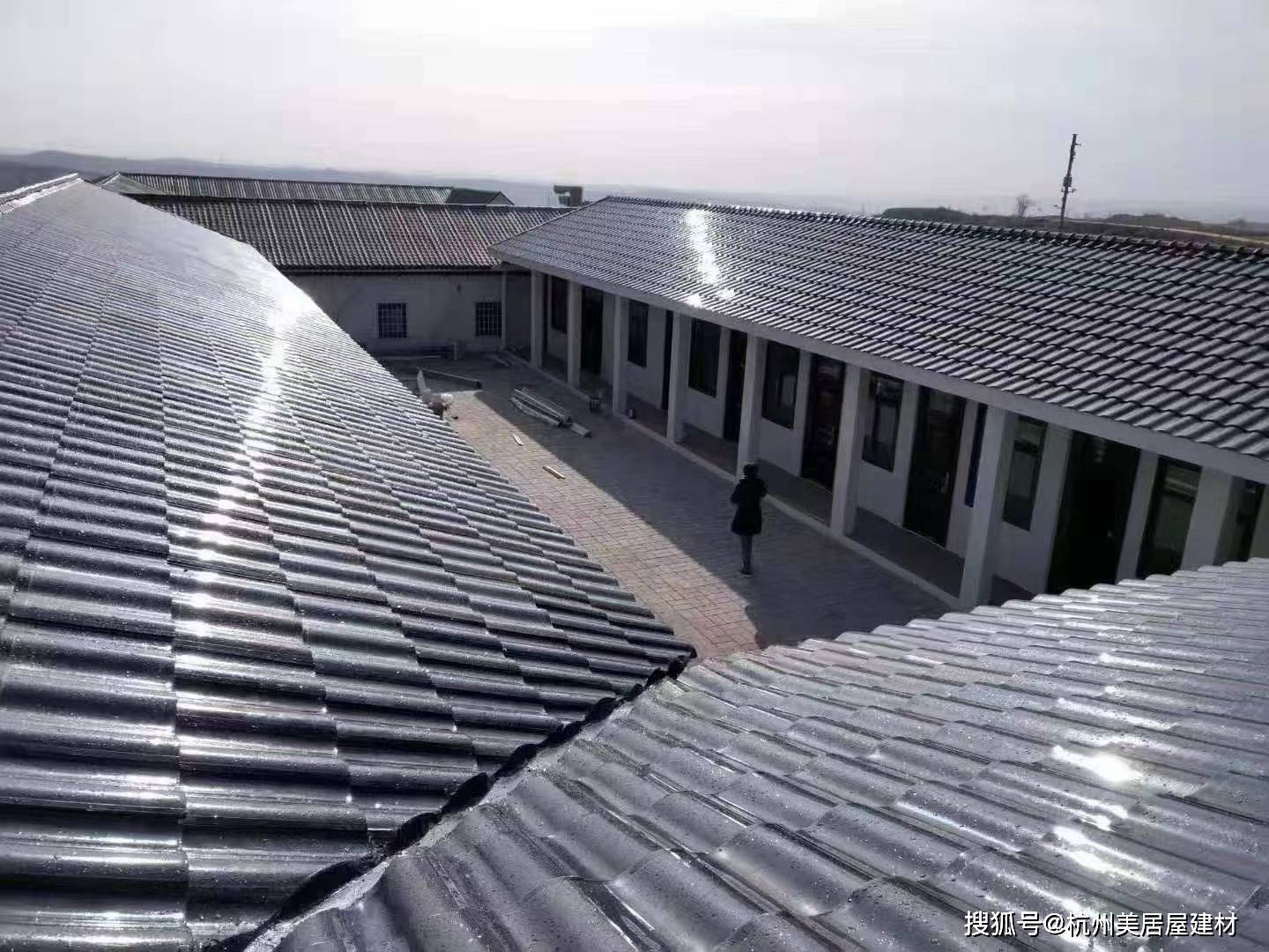 美學(xué)光伏屋頂 太陽(yáng)能發(fā)電瓦的建材優(yōu)勢(shì)與技術(shù)應(yīng)用